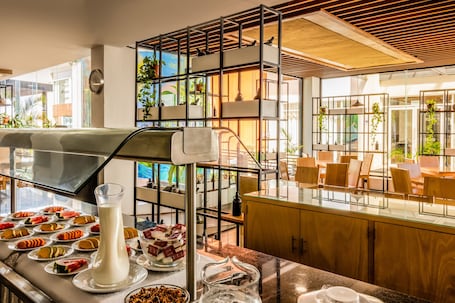 Breakfast, lunch and dinner served . Wyndham Garden Cancun Downtown
