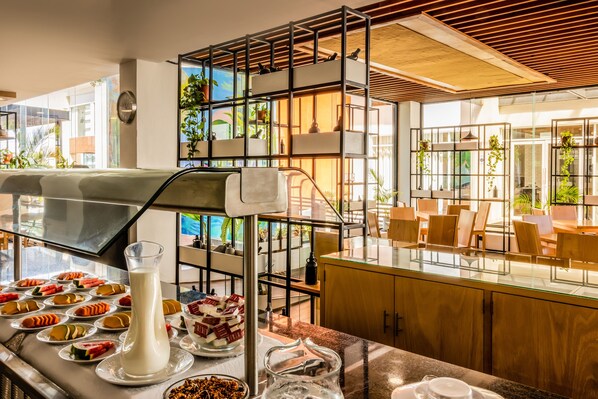 Se sirven desayunos, almuerzos y cenas; cocina local e internacional