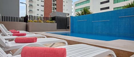 Una piscina al aire libre (de 08:00 a 22:30), sombrillas