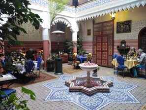 Desayuno con opciones de la cocina local incluido todos los días 