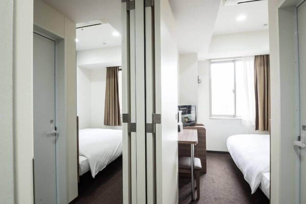 羽毛の掛け布団、デスク、WiFi (無料)、ベッドシーツ