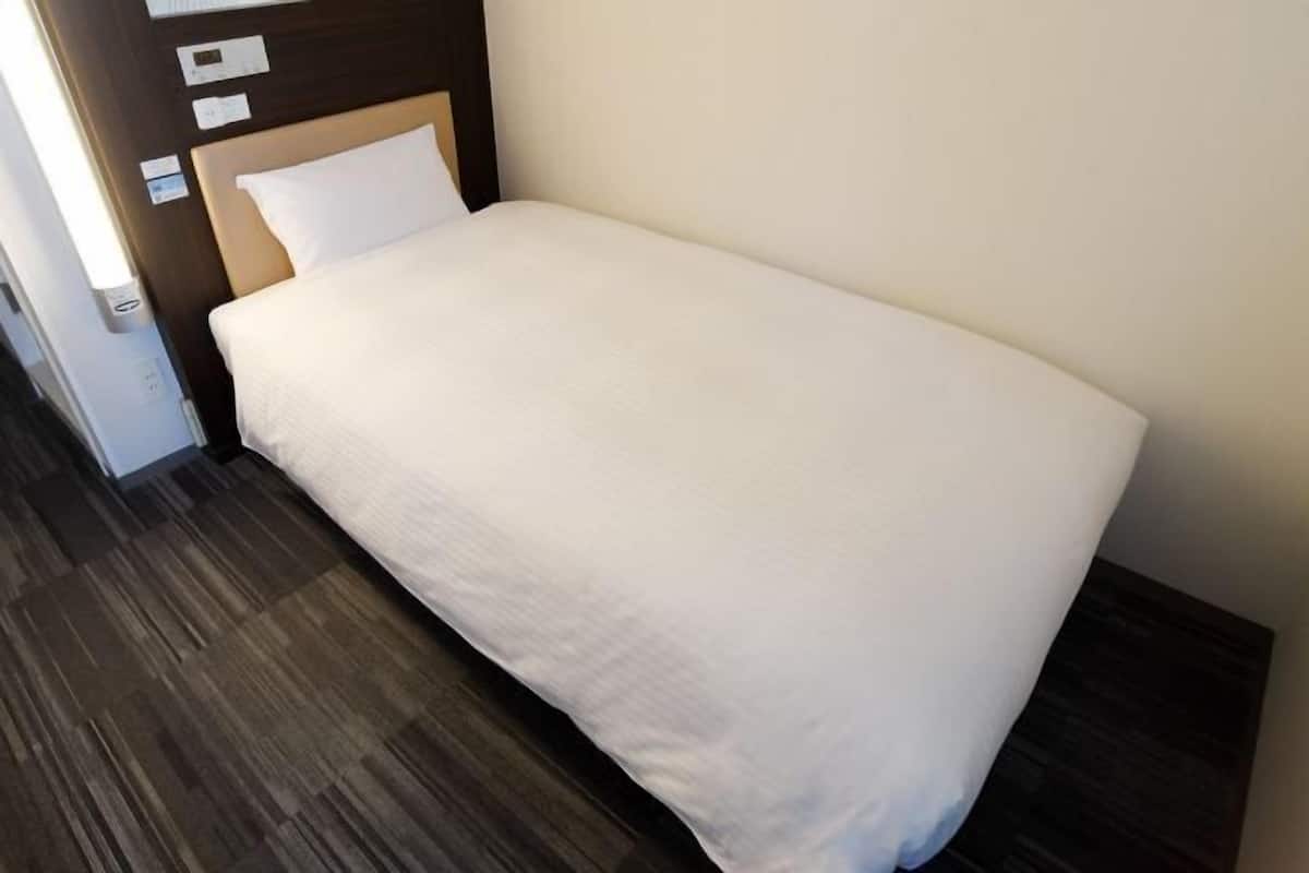 Down comforters, desk, free WiFi, bed sheets