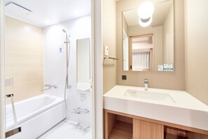 Zimmer | Badezimmer | Duschwanne, Haartrockner, Hausschuhe, Toilette mit elektrischem Bidet