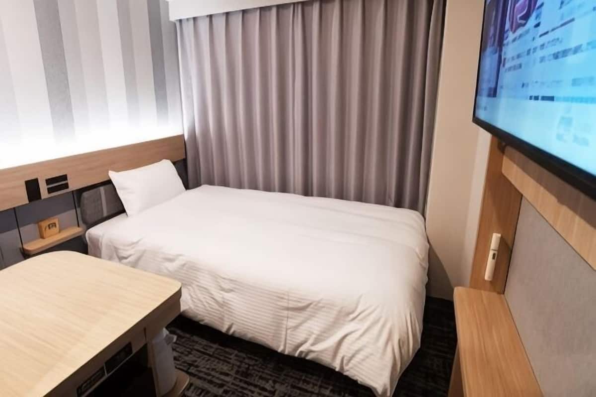 Down duvets, free wired Internet, bed sheets