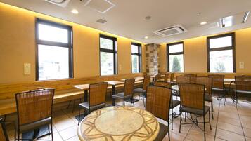 Daily continental breakfast (JPY 700 per person)