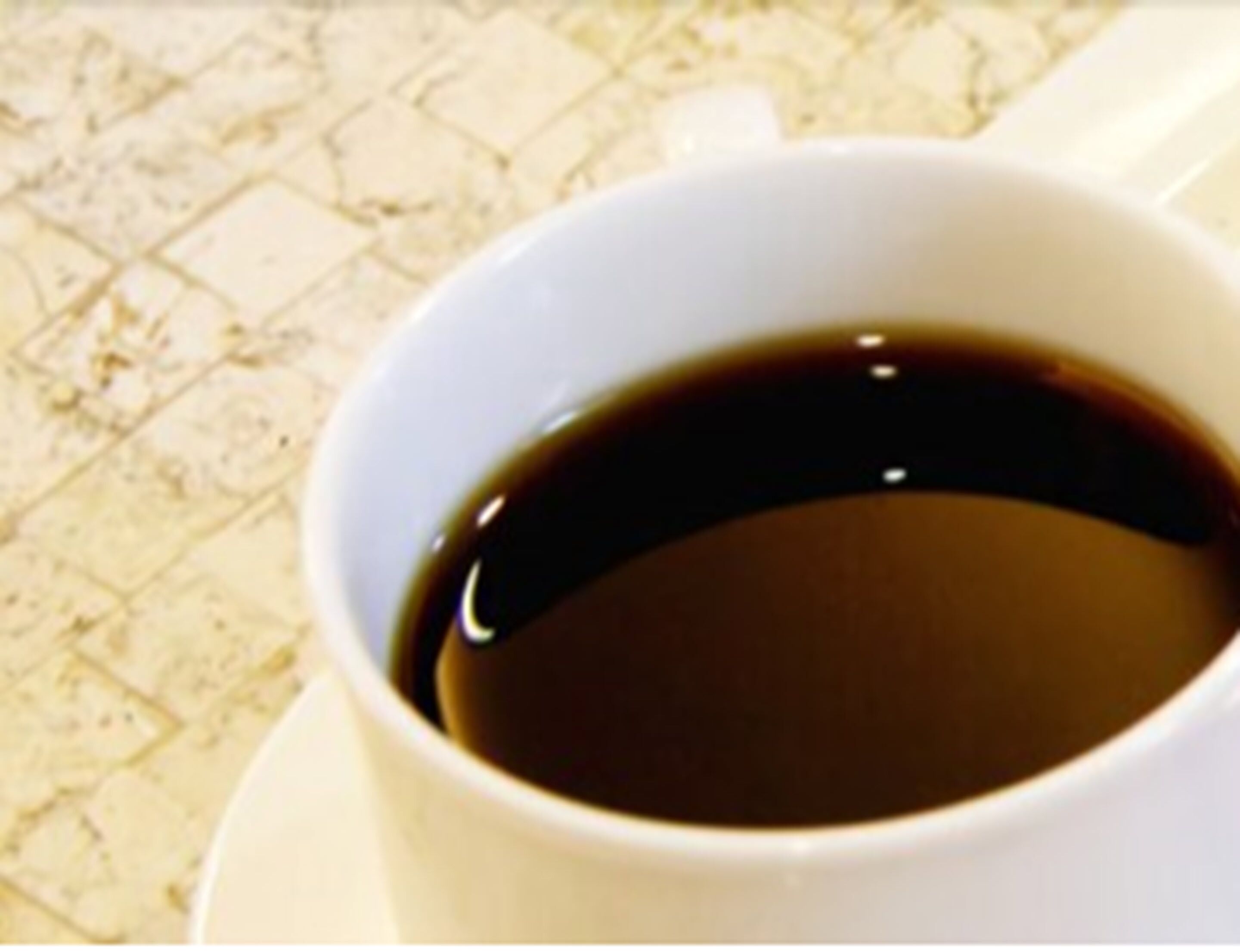 Una taza de café sobre un platito.