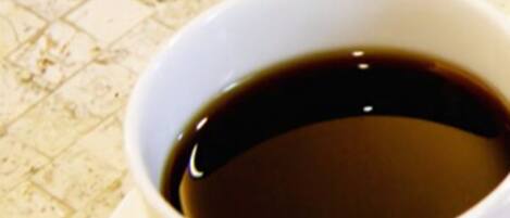 Una taza de café sobre un platito.