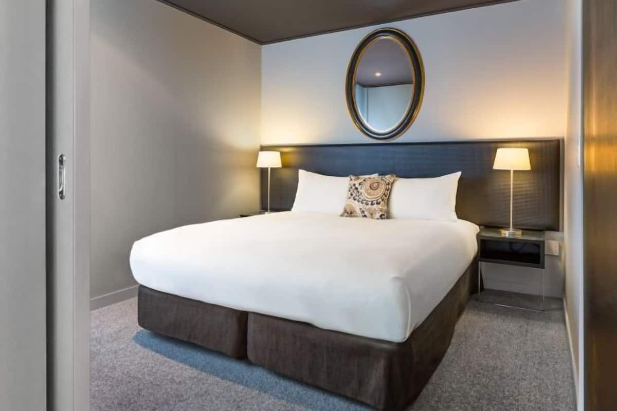In-room safe, soundproofing, free WiFi, bed sheets