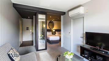 In-room safe, soundproofing, free WiFi, bed sheets
