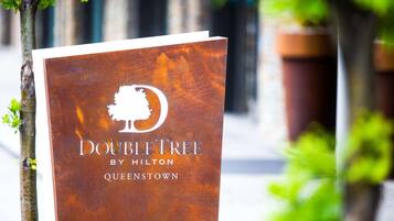 Een boek met de titel 'DOUBLE TREE by Hilton, Queenstown' en een boomlogo op de omslag.