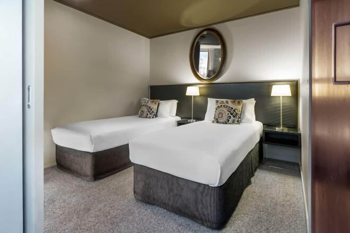 In-room safe, soundproofing, free WiFi, bed sheets