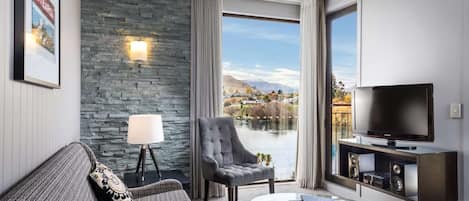 Rom – deluxe | Safe på rommet, lydisolert, wi-fi (inkludert) og sengetøy