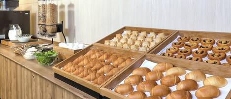 Daily continental breakfast (JPY 700 per person)