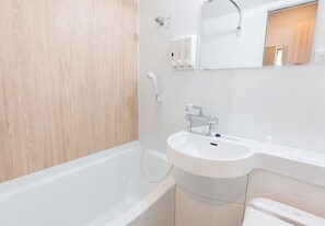 Combined shower/bathtub, free toiletries, hair dryer, slippers - Washington R&B Hotel Shin-Yokohama Ekimae (Yokohama)