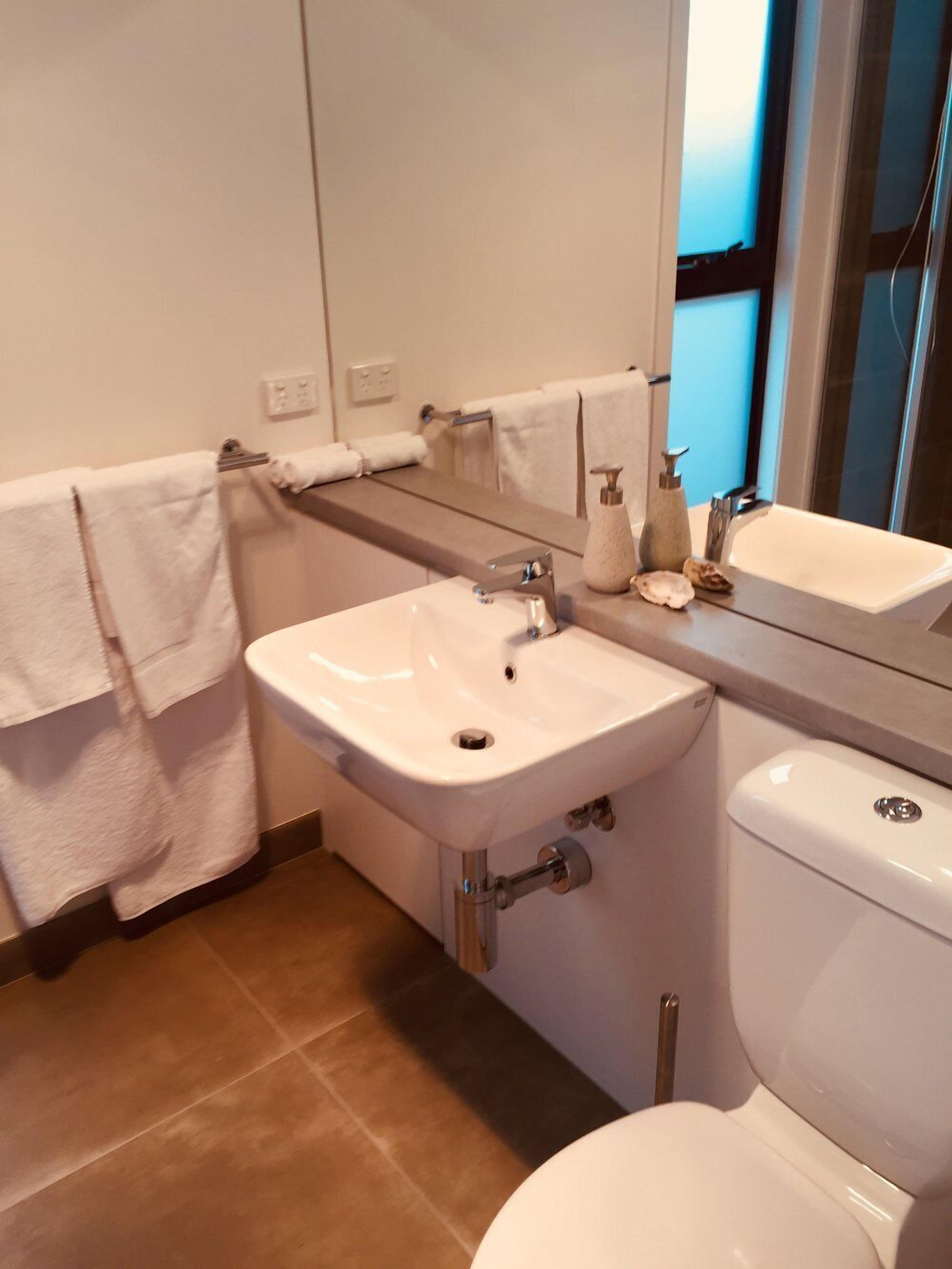 hotel bruny lodge | bathroom | free toiletries, hair dryer, towels, soap