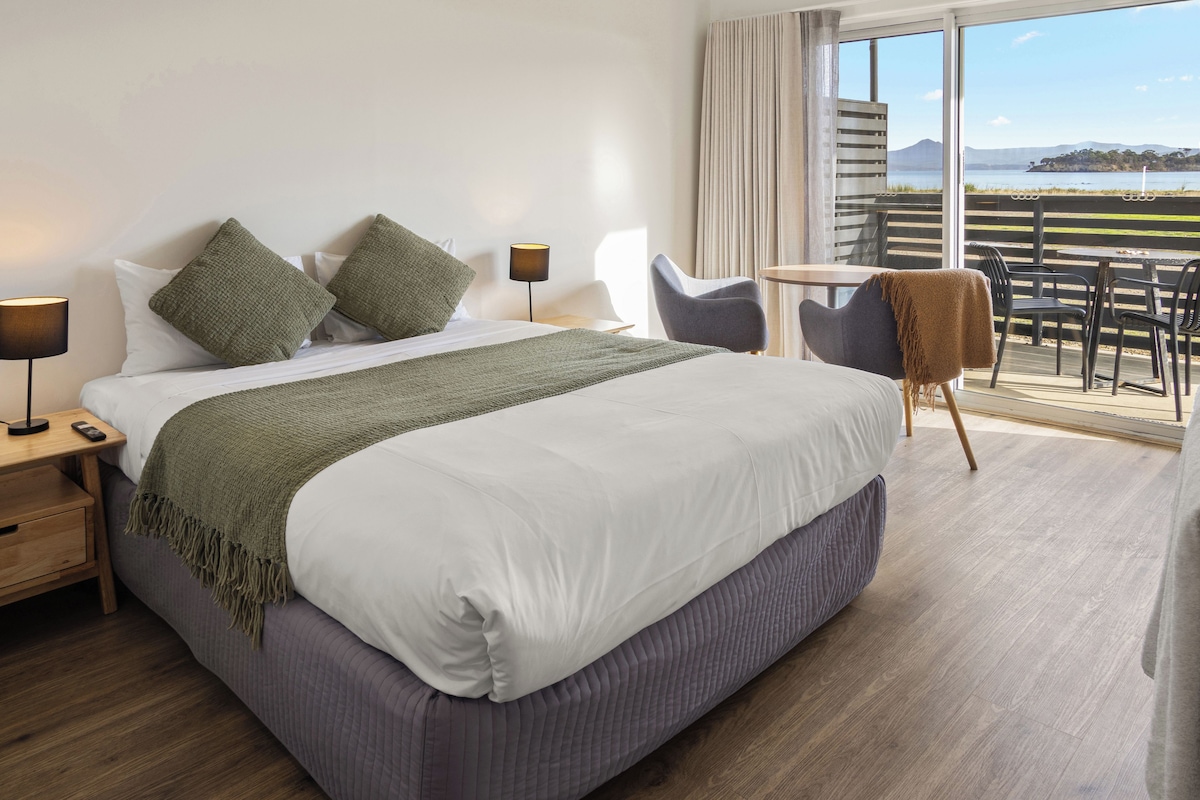 Motel Suite | Premium bedding, bed sheets