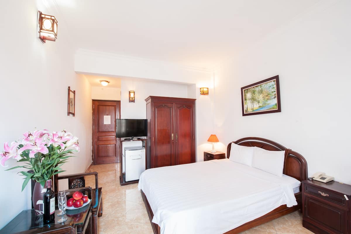 Standard Room | Minibar, in-room safe, desk, blackout drapes