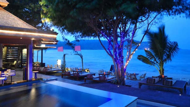 An outdoor lounge area with seating and a pool, overlooking a body of water. - Samui Honey Cottages Beach Resort (Koh Samui)