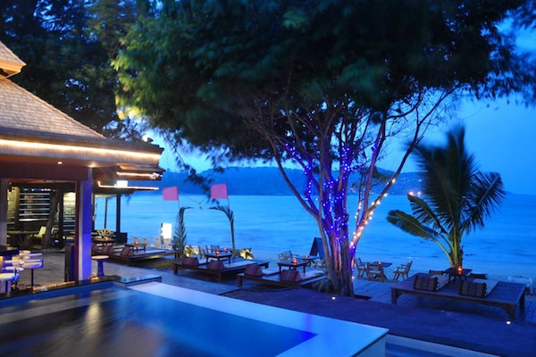 2 restaurants; breakfast, lunch, and dinner served