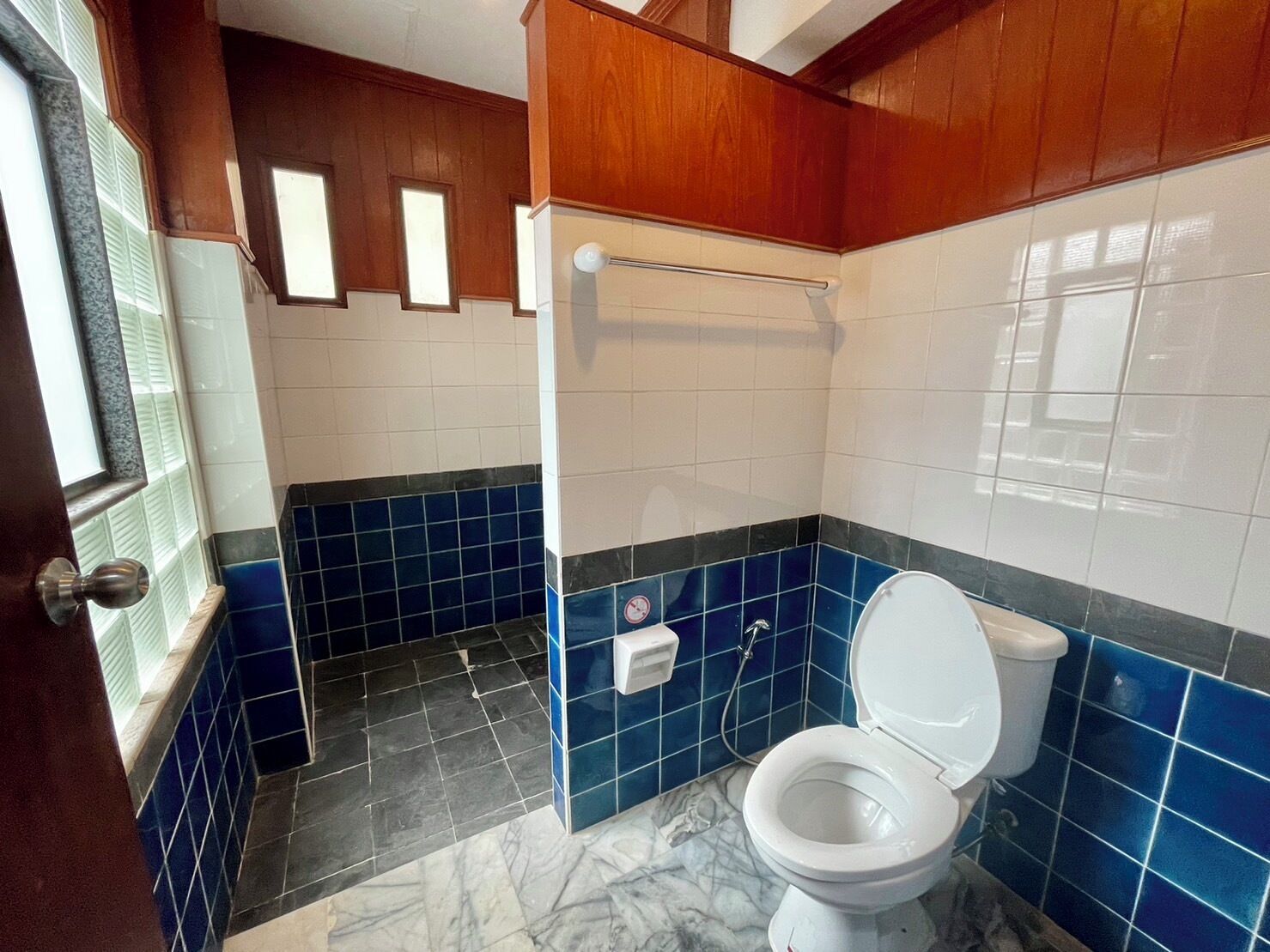Villa familiale | Salle de bain | Douche, douche cascade, séchoir à cheveux, bidet