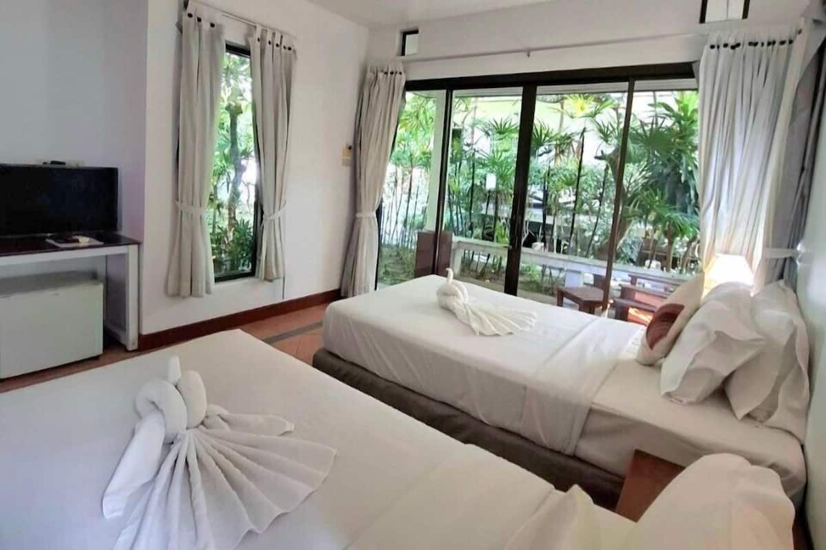 Deluxe Twin Room, Garden View | Hypo-allergenic bedding, pillowtop beds, minibar, in-room safe