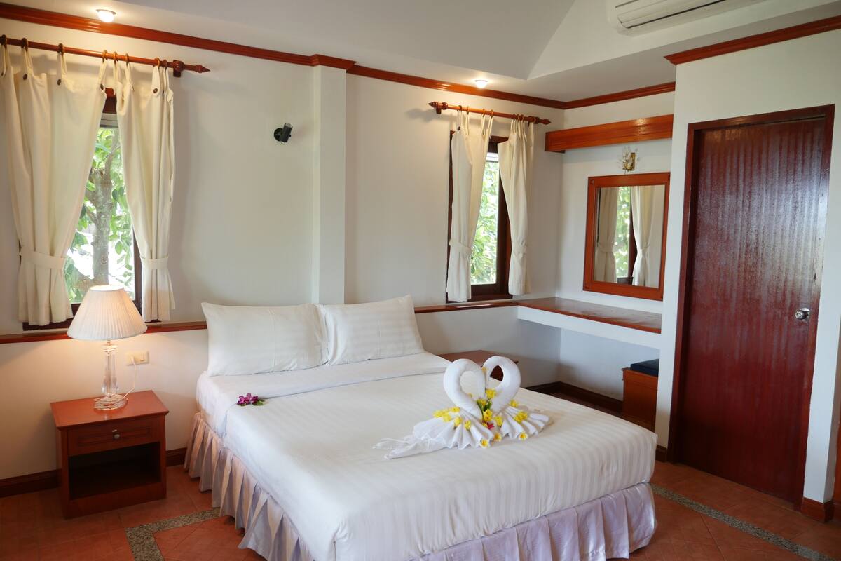 Dobbeltrom – deluxe, hageutsikt | Allergitestet sengetøy, senger med overmadrass og minibar
