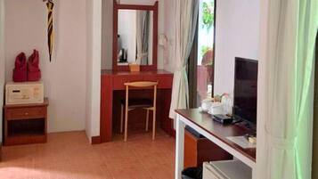 Deluxe Twin Room, Garden View | Hypo-allergenic bedding available, pillowtop beds, minibar, in-room safe