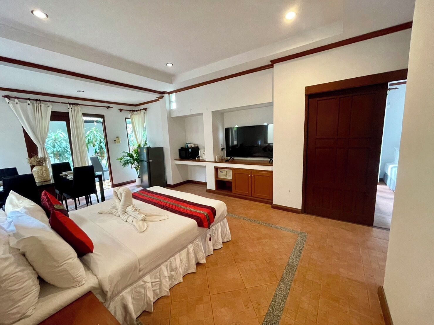 Une chambre d’hôtel équipée d’un lit, d’une télévision, d’un bureau et d’un coin repas.