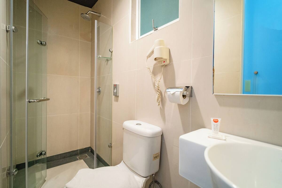 Salle de bain | Douche, articles de toilette (gratuits), bidet, serviettes fournies