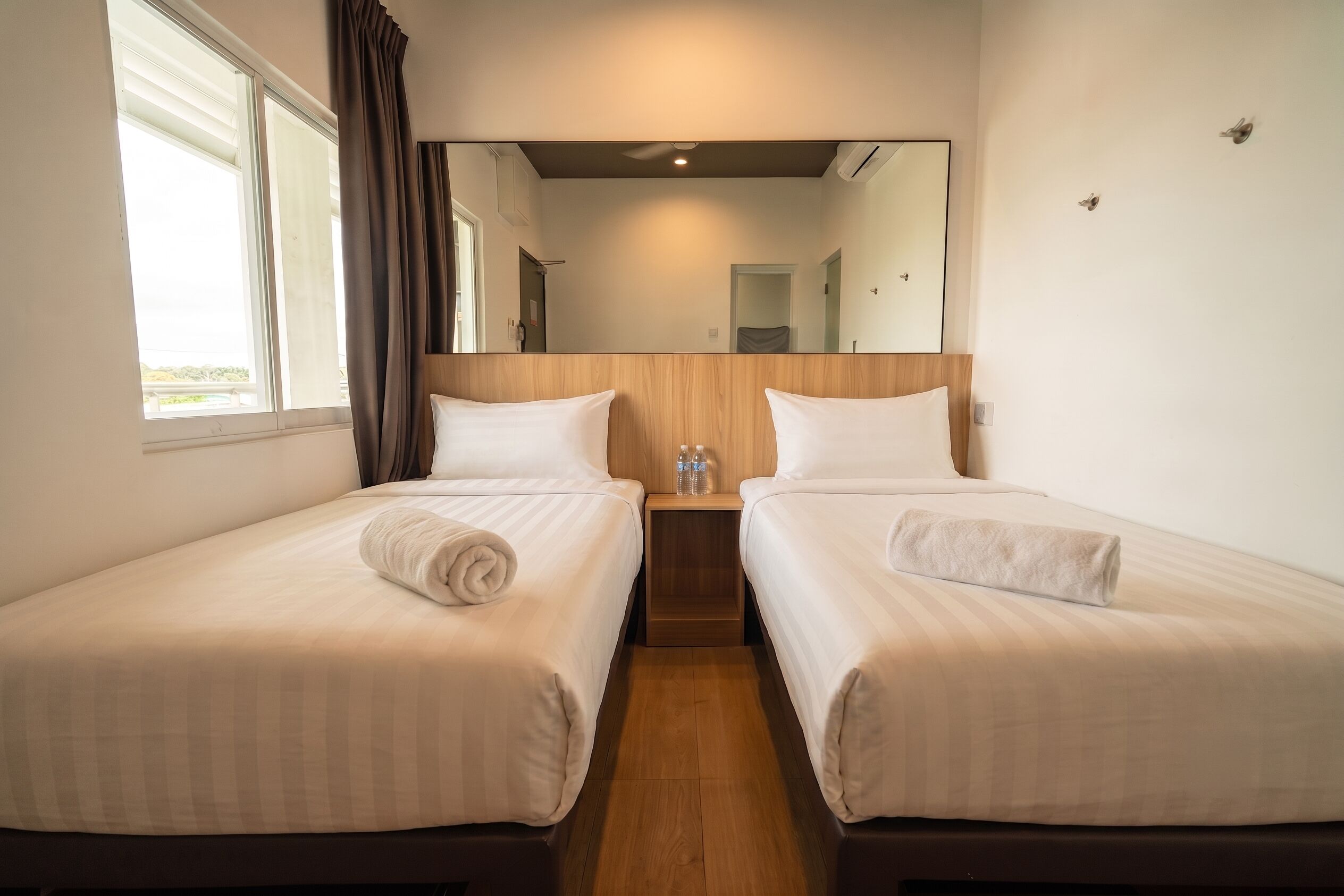 Twin Room | In-room safe, desk, laptop workspace, WiFi (free)