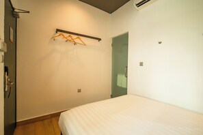 In-room safe, desk, laptop workspace, free WiFi - Tune Hotel KLIA Aeropolis (Sepang)