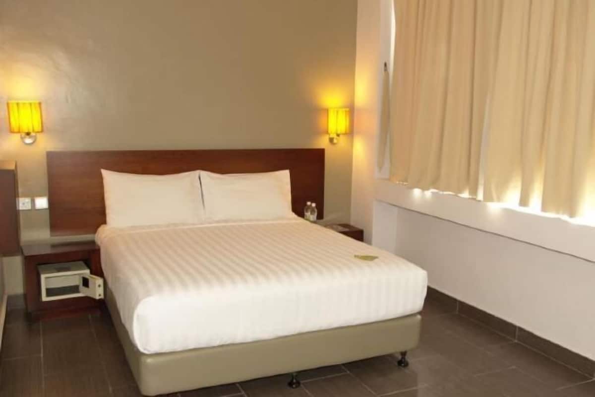 1 bedroom, in-room safe, desk, blackout curtains