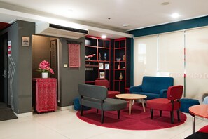 Lobby sitting area - Tune Hotel - Waterfront Kuching (Kuching)