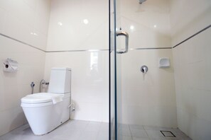 Dusche, Regendusche, kostenlose Toilettenartikel, Haartrockner