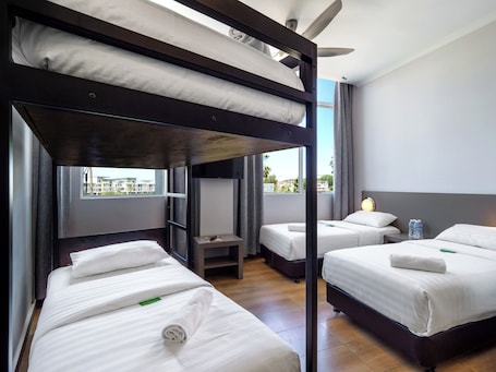 Caja de seguridad en la habitación, escritorio y cortinas blackout