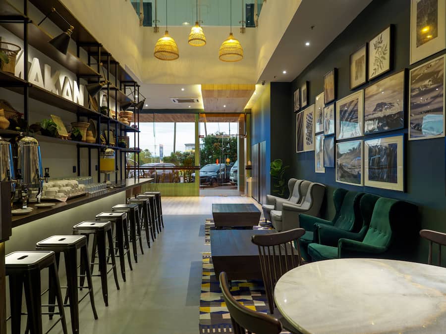 Se sirven desayunos, almuerzos, cenas y cocina asiática