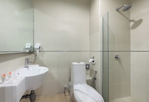 Shower, rainfall showerhead, free toiletries, hair dryer