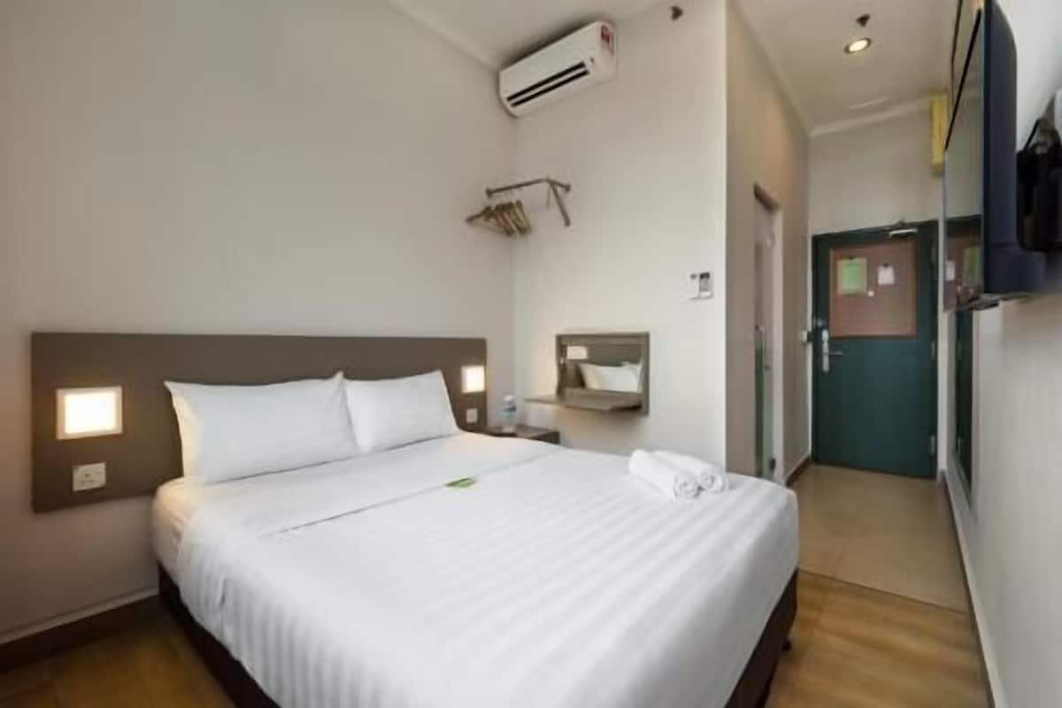 Caja de seguridad en la habitación, escritorio y cortinas blackout