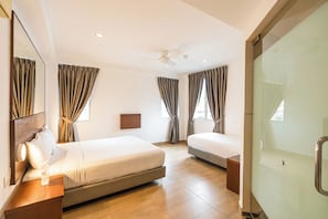 In-room safe, desk, blackout curtains, free WiFi - Tune Hotel Georgetown Penang (George Town)
