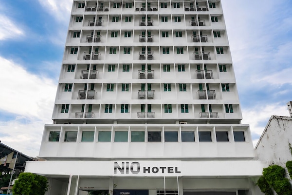 Bagian depan properti - sore/malam