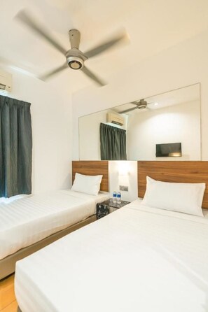 Caja de seguridad en la habitación, escritorio y cortinas blackout