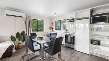 Premium-Zimmer, 2Â Schlafzimmer | Essbereich im Zimmer