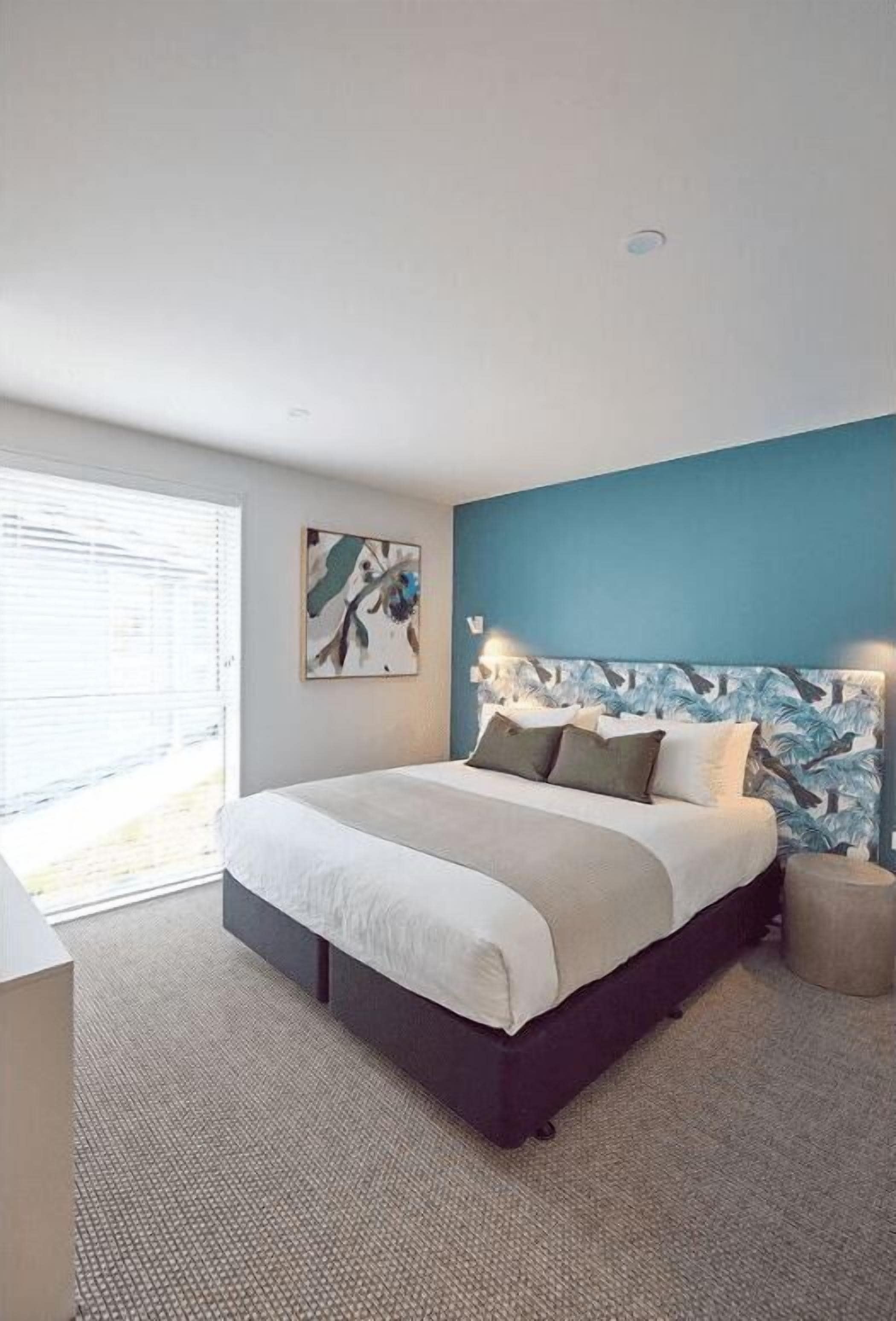 Decoración personalizada, cortinas blackout, wifi gratis y ropa de cama 