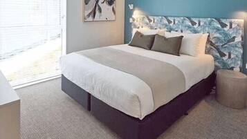 Decoración personalizada, cortinas blackout, wifi gratis y ropa de cama