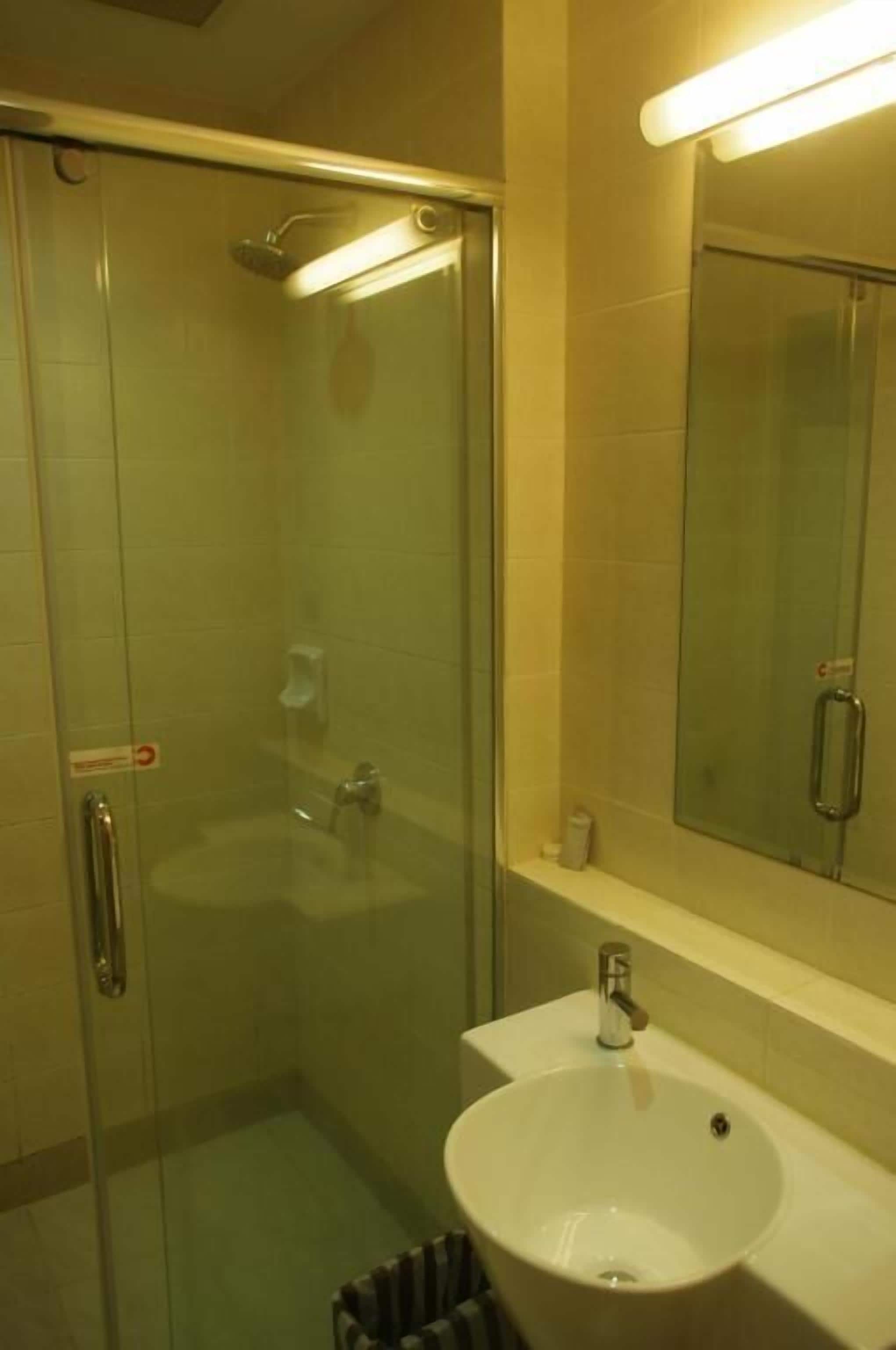 Regadera, amenidades de baño gratuitas, secadora de cabello, pantuflas 