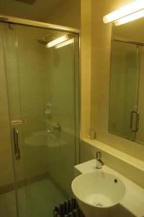 Een douche, gratis toiletartikelen, een haardroger, pantoffels