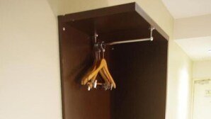 Quarto com roupeiro embutido e cabideiro.