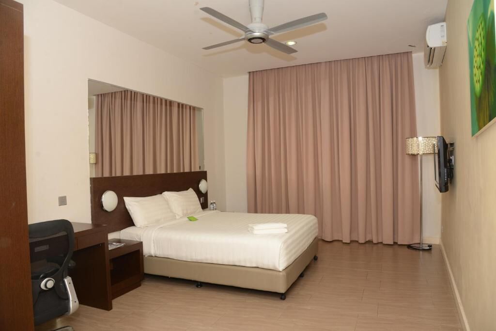 Minibar, in-room safe, desk, iron/ironing board