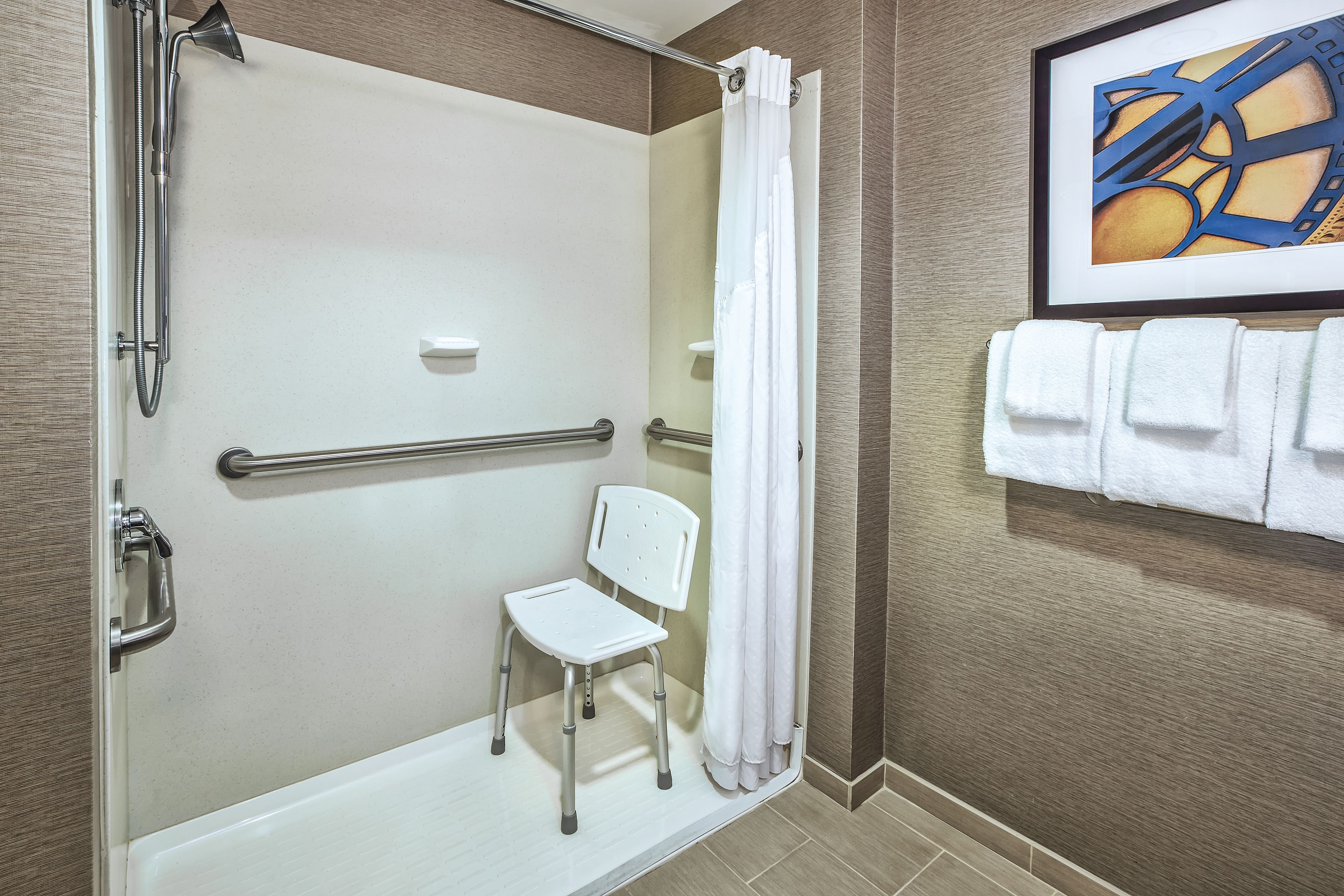 standard room | bathroom | combined shower/bathtub, towels