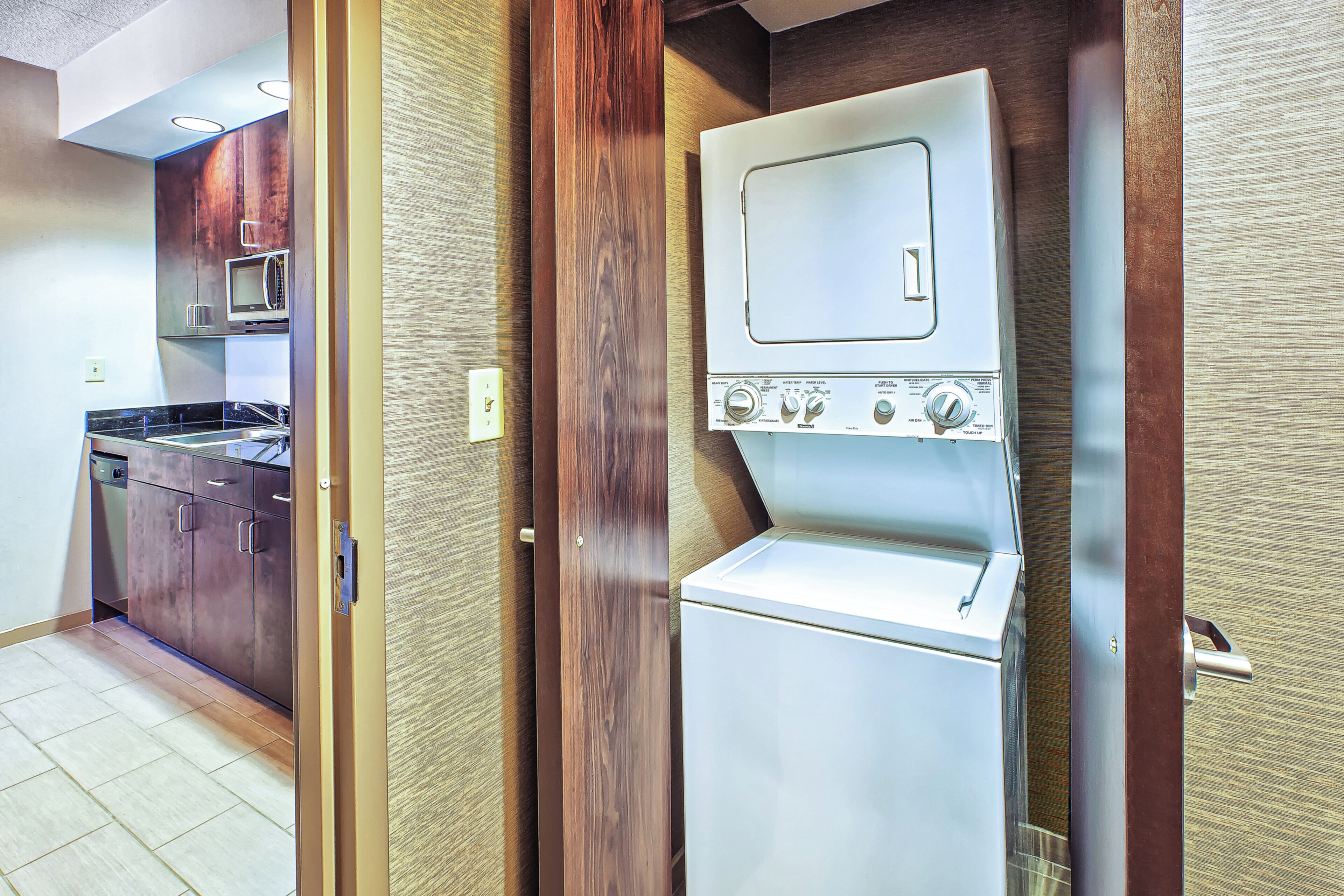 Una cocina compacta con microondas, estufa y refrigerador.